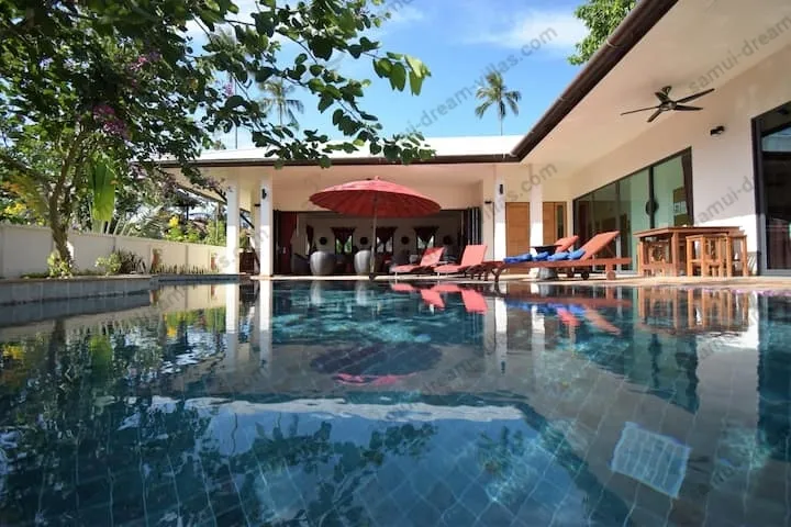 4 Bedroom Villa 4 ~ 30 seconds walk to the beach