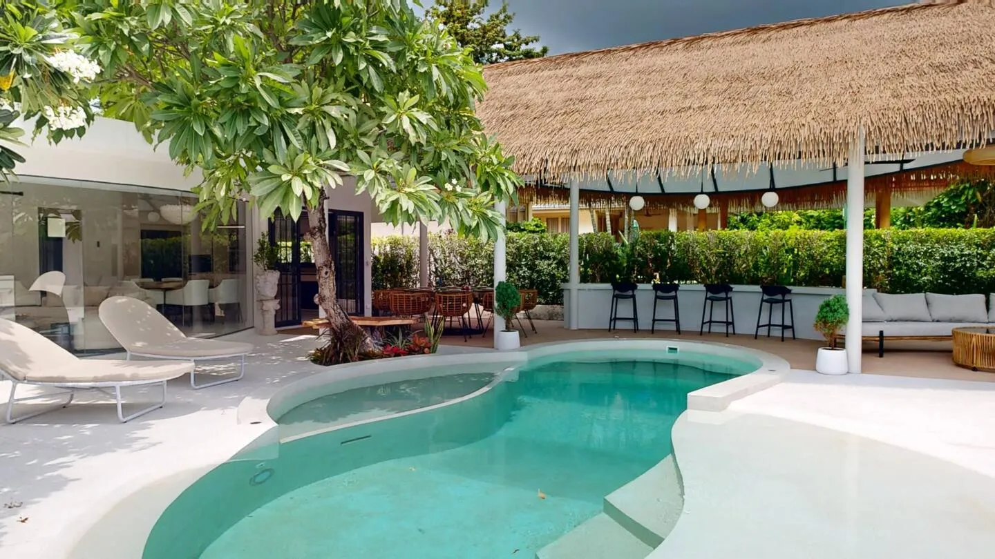 4BR Contemporary Villa-30 seconds from Beachfront